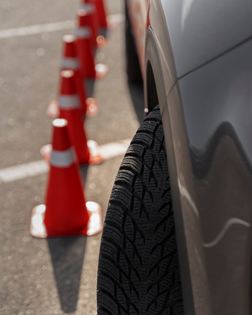 conos-trafico-coche-prueba-carne-conducir_23-2150318452