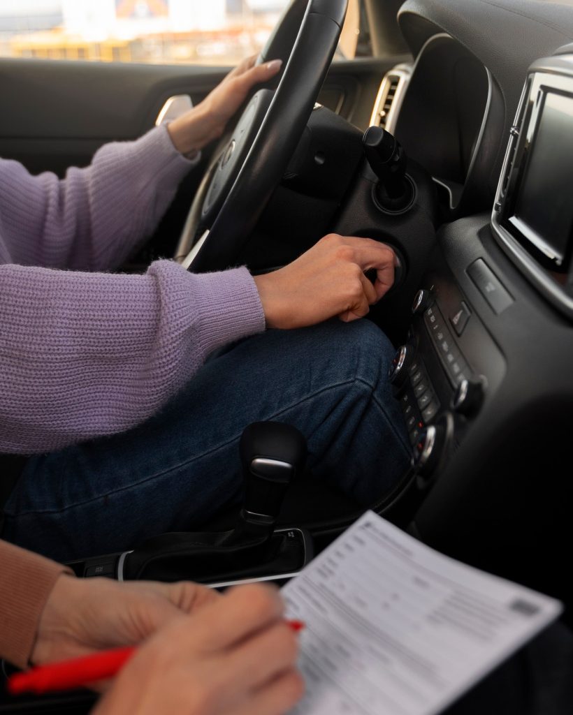 mujer-tomando-su-prueba-licencia-conducir-vehiculo_23-2150318414